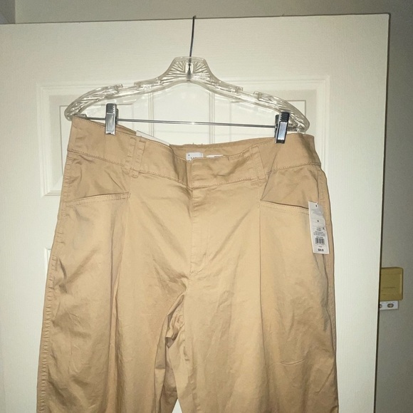 NWT- BAGGY PANTS
CLASSIC STYLE 
SOFT TAN COTTON 
JEANS - Picture 6 of 8